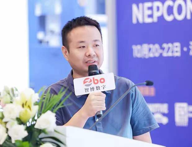 Að vera sterkasti heilinn af greindum þjónustuvélmennum